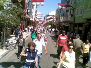 Rua Galvão Bueno fechada aos carros, repleta de pessoas foto de Shadow11 via Twitpic